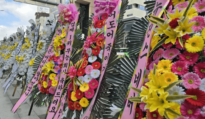 【韓国で禁断のデモ】LESSERAFIMイベと重なる・・NewJeansファンダム「ADORを殺すな」 1 【禁断のデモ】LESSERAFIMイベと重なる・・NewJeansファンダム「ADORを殺すな」