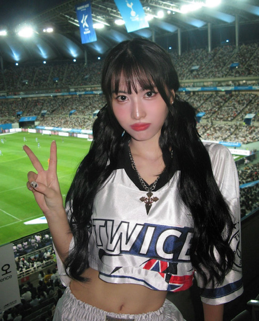 【TWICEがサッカーハーフタイムショーに登場！】リアルチアリーダーなパフォーマンスに6万人の観客が熱狂！ K-POP