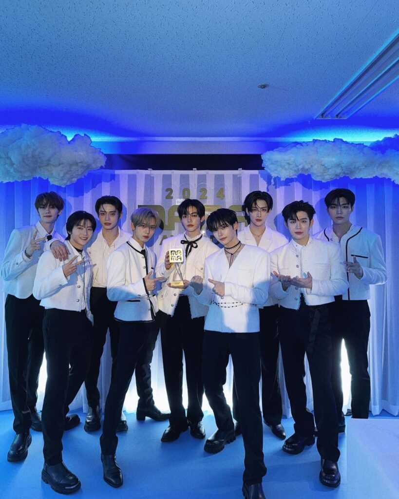 【アジアの音楽授賞式、有名人種差別？】人気アイドルの中国人メンバーを意図的にサムネから削除・・・ K-POP