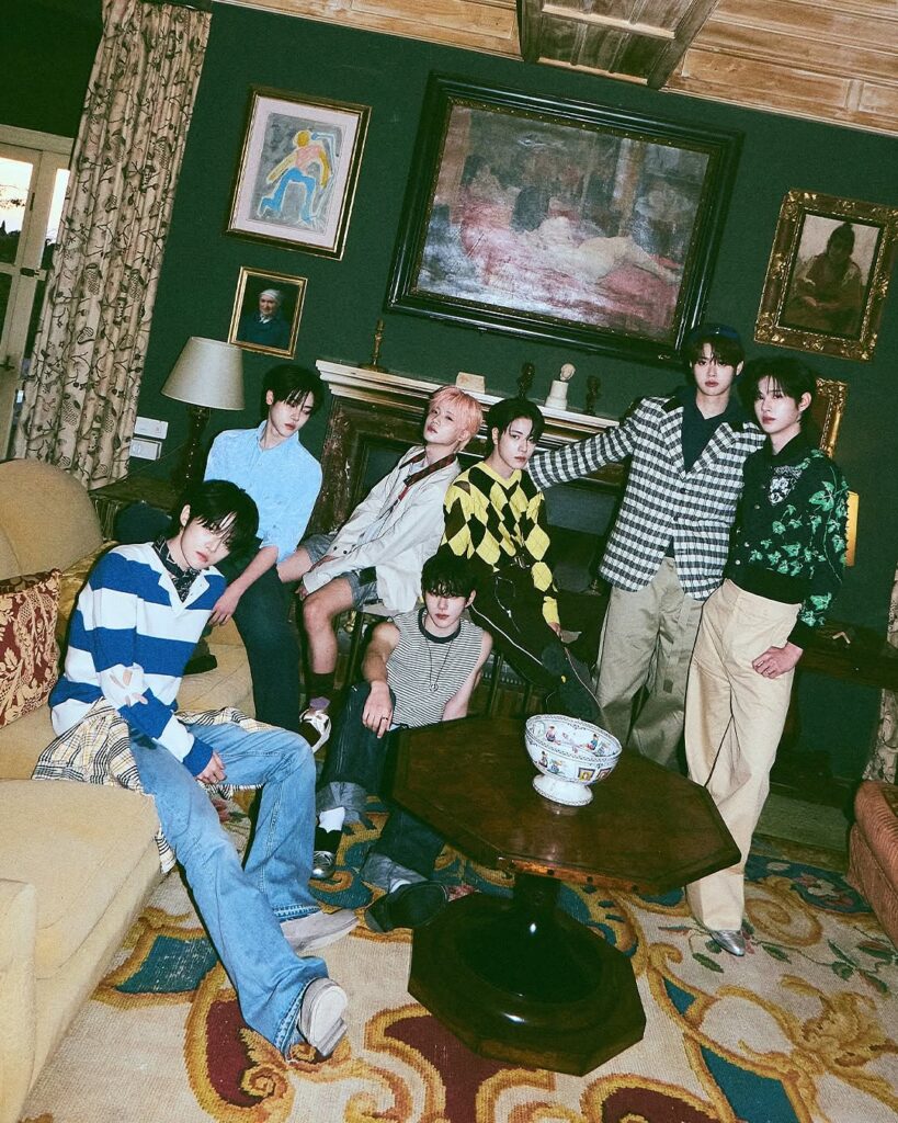 新人アイドルに何が？「メンバーと距離が近すぎる女性スタッフ」にファン激怒・・・ CLOSE YOUR EYES