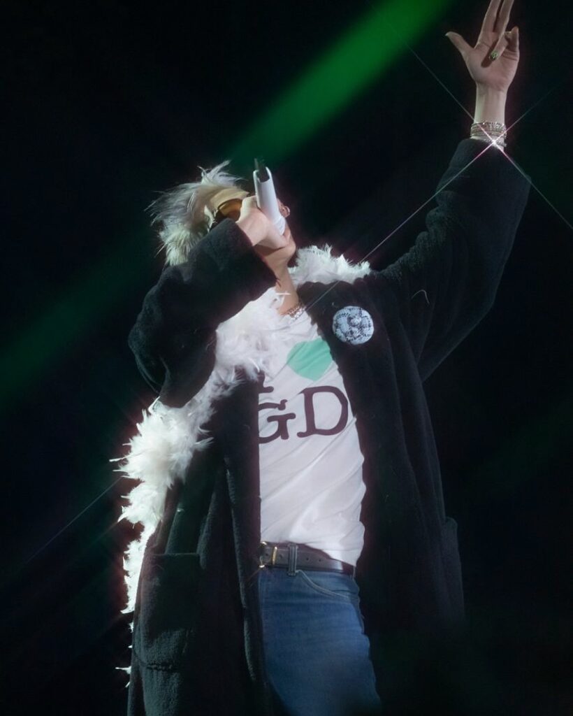 「こんな光景初めて…」G-DRAGONライブの会場がゴミ捨て場に・・・約1時間の公演遅延や喫煙問題も？ BIGBANG