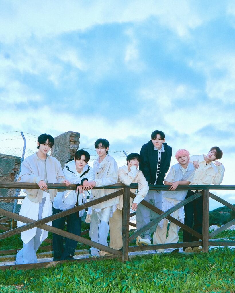 新人アイドルに何が？「メンバーと距離が近すぎる女性スタッフ」にファン激怒・・・ CLOSE YOUR EYES