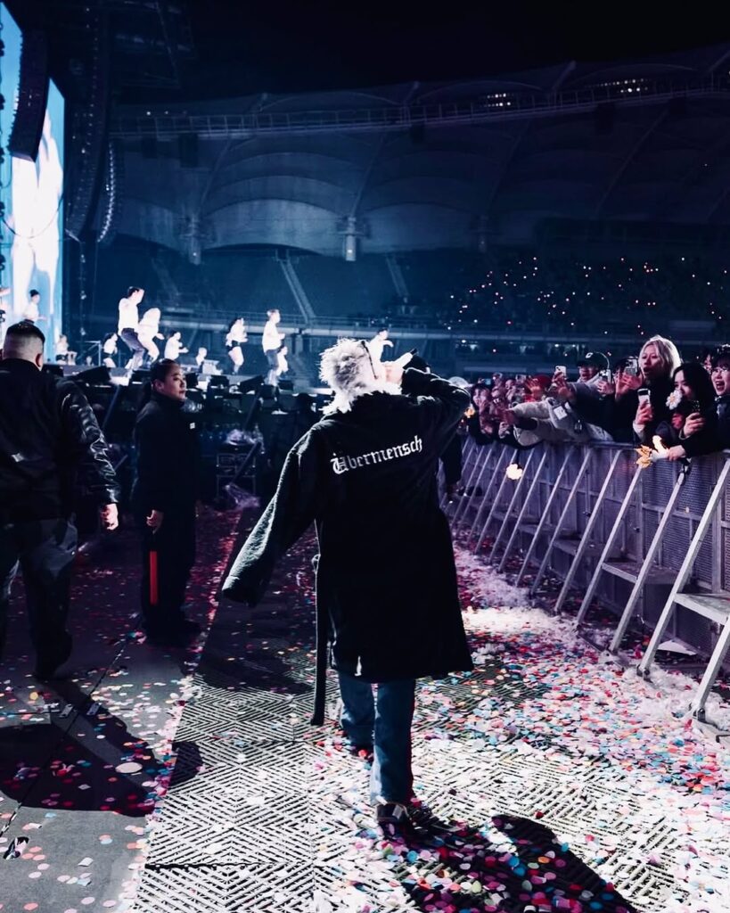 「こんな光景初めて…」G-DRAGONライブの会場がゴミ捨て場に・・・約1時間の公演遅延や喫煙問題も？ BIGBANG